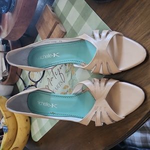 MICHELLE.K  heels size 8 1/2